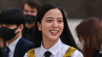 Blackpink S Jisoo Used Her Hello Kitty Phone Case As A Pop Of
