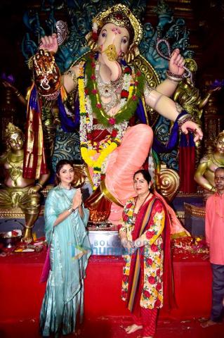 Photos Shilpa Shetty Snapped With Mom At Chinchpoklicha