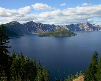 Crater Lake Wizard Island Wallpaper