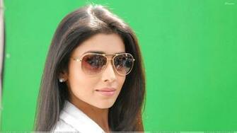 Shriya Saran Wearing Goggles N Green Background In Nuvva Nena