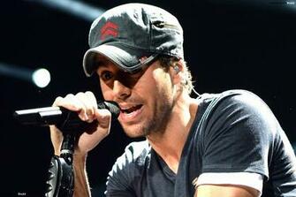 Enrique Iglesias On Stage HD Wallpaper