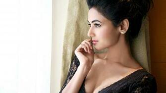 Sonal Chauhan Hot Cleavage Wallpaper 8k HD