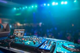 Ipod Vs Dj Why A Playlist Cannot Replace Epic Entertainment