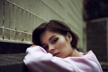 Women Outdoors Singer Nina Nesbitt Brunette Looking At