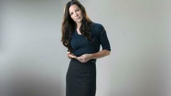 Evangeline Lilly In Office Wear Wallpaper