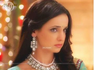 Wallpaper Sanaya Irani Size