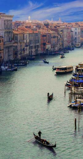 City River Boat Wallpaper