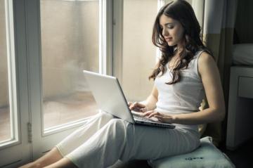 Wallpaper 4k Girl Using Laptop