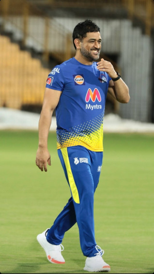 Ipl Ms Dhoni Grinning Wallpaper