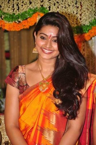 Sneha In Sarees Actress Tollywood HD Wallpaper