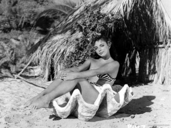 Joan Collins Photos Wallpaper Pictures Background