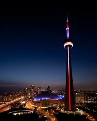 Walk On Toronto Tower Wallpaper HD Picture Background