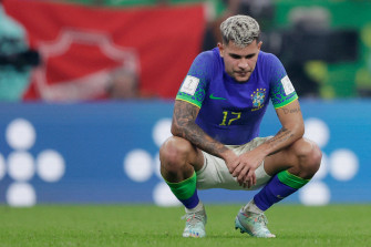 Bruno Guimar Es Crouched On Fiel Wallpaper