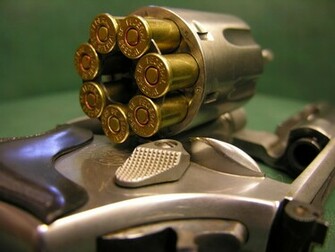 Revolver Carregado Papel De Parede Wallpaper