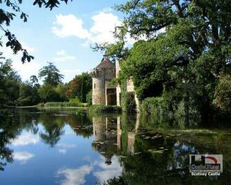 Scotney Castle Computer Desktop Wallpaper English