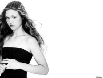 Julia Stiles Wallpaper High Resolution And Quality