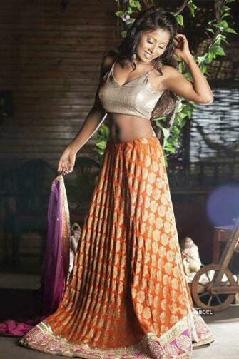 Celebrities With Hot Navel Show Pics