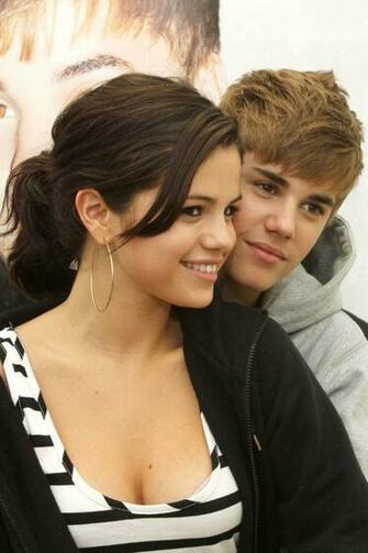 Selena Gomez Wallpaper HD