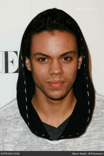 Evan Ross I Fondos Wall