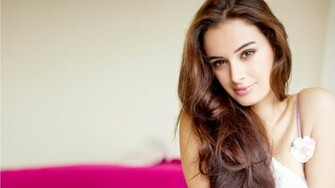 Evelyn Sharma Bollywood Actress Hot HD Wallpaper