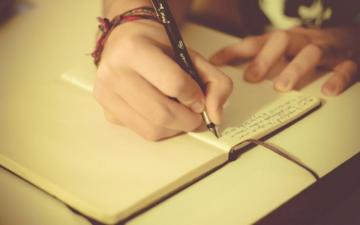 A Woman Writes Letter To Her Beloved Phone Background Image