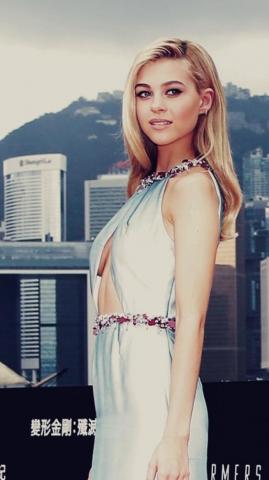 Celebrity Nicola Peltz