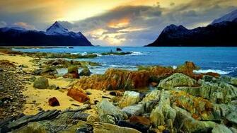 Crisp Rocky Beach Landscape Wallpaper