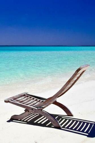 Beach Chair HD Wallpaper For iPhone 4s