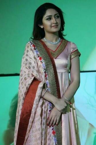 Bollywood Actress In Traditional Dress Kurti HD Photos