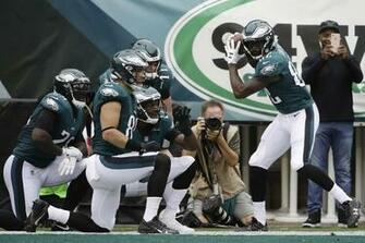 Wentz Tosses ToucHDown Passes Eagles Beat Cardinals