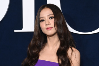 Blackpink S Jisoo Wears Purple Dress For Dior Paris Fashion Week