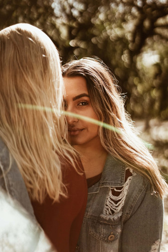 Blonde Mujeres Lesbianas Hugging 56p0j2a1nxw5xcje Wallpaper