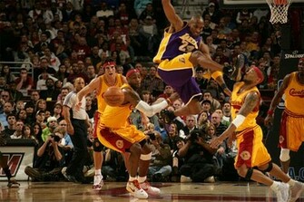 Cool Sports Players Kobe Bryant Vs Lebron James Wallpaper