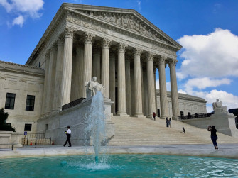 Water Fountain At Supreme Court Building Wallpaper