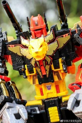 Power Of The Primes Titan Class Predaking New In Hand Image