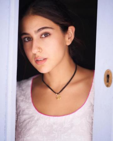 Sara Ali Khan HD Image Artangi Re Movie Cbgalore February