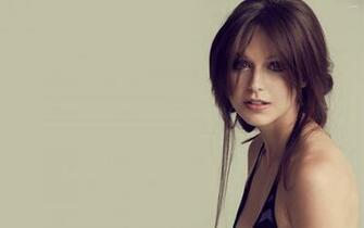 Melissa Benoist With A Loose Hairstyle Wallpaper Celebrity