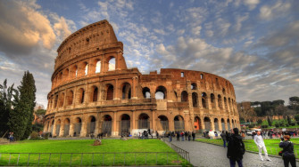 Tourists Taking Picture Outside The Colosseum 6sliyzjymgrat0kl Wallpaper