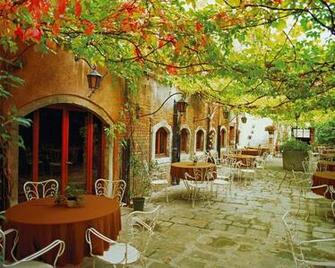 Italian Bistro Wallpaper Top Background