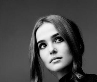 Zoey Deutch Wallpaper Background