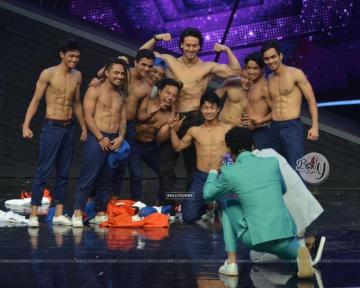 Wallpaper Tiger Shroff Promotes A Flying Jatt On Dance
