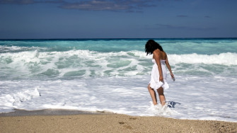 Wallpaper Girl On The Ocean Beach