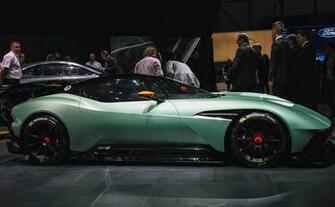 Wallpaper Gratis De Chicas Y Autos Aston Martin V12 Vulcan Galeria
