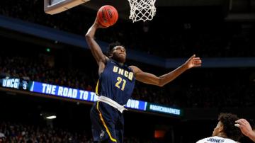 Fans Greet Uncg Team In Greensboro After Close Loss To Gonzaga