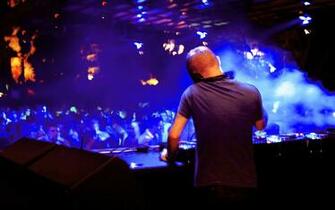 Wallpaper Dj Mixer Lights Pictures On The Audience HD Desktop