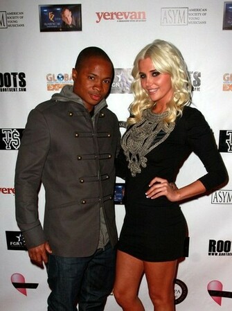 Karissa Shannon And Sam Jones Pose On The Red Carpet