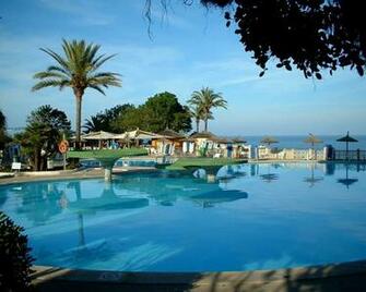Spain Holiday Pool Desktop Pc And Mac Wallpaper