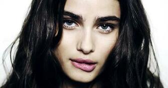 Sexy Taylor Hill Face Wallpaper