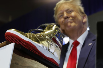 Donald Trump S Golden Sneakers Mocked By Snl Wallpaper