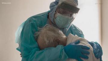 Houston Doctor S Hug Of Distraught Covid Patient Captured In